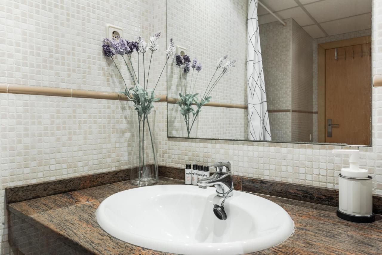 Lodging Apartments Liceu 11 Барселона Екстериор снимка