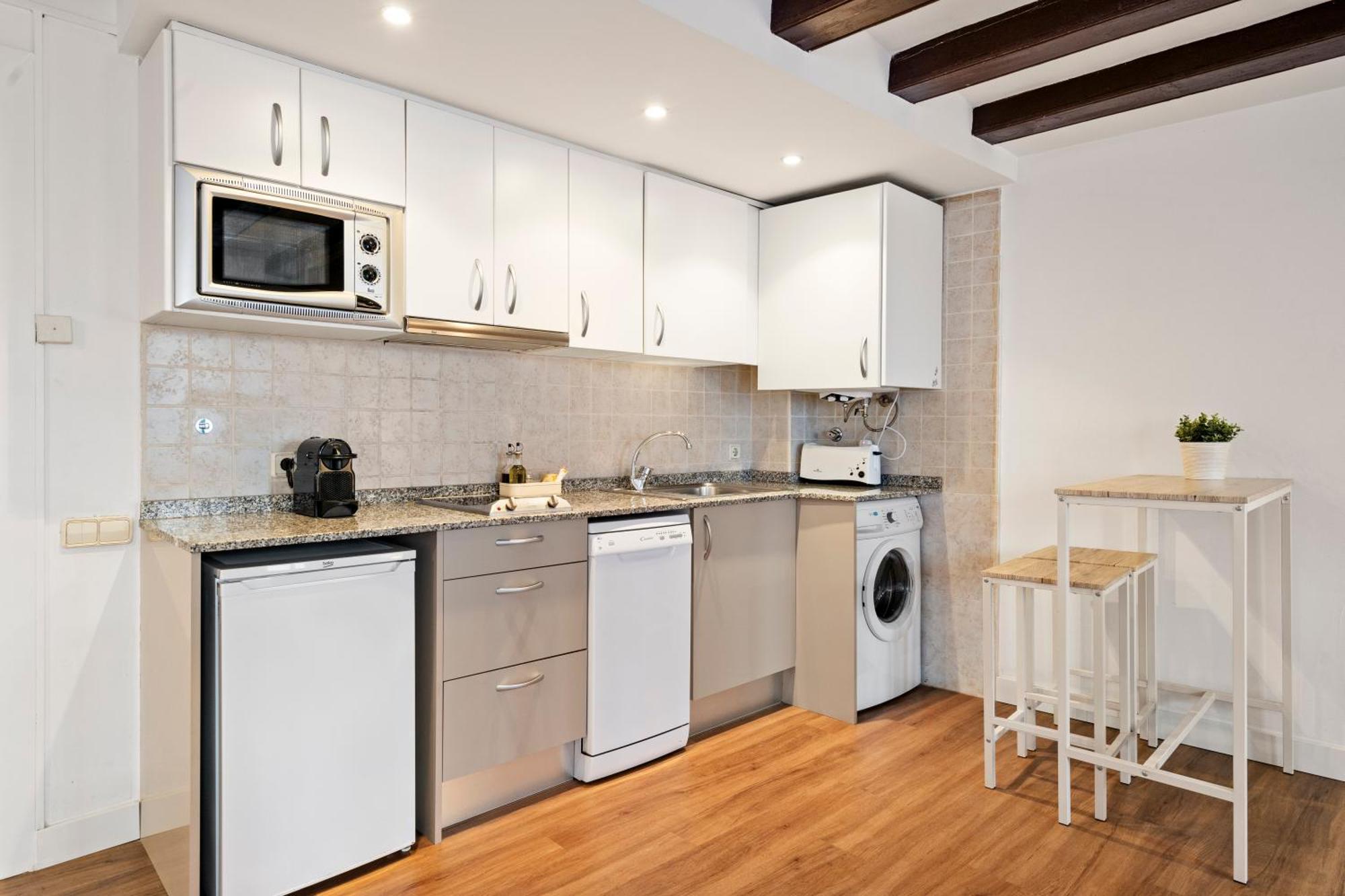 Lodging Apartments Liceu 11 Барселона Екстериор снимка