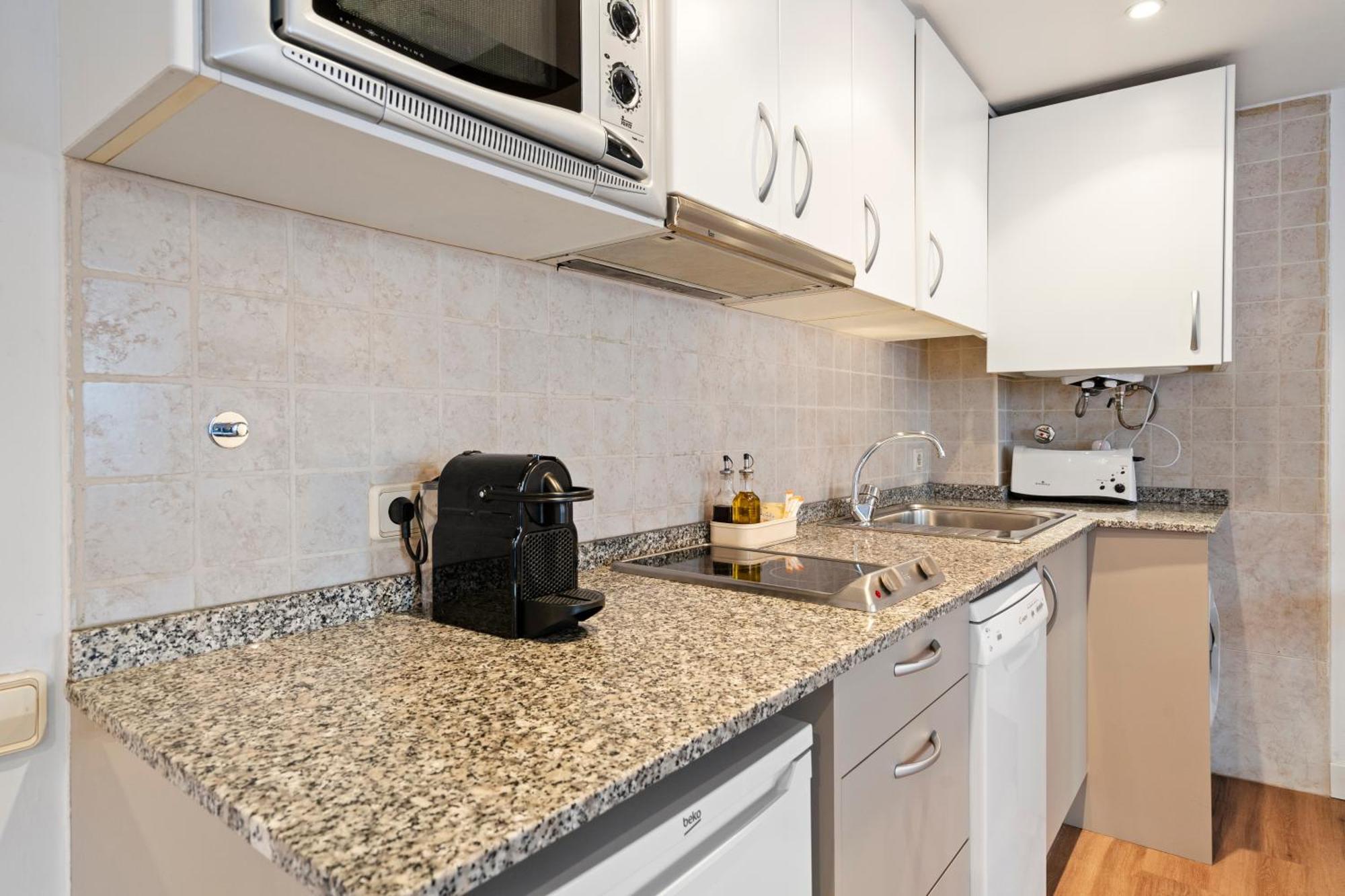 Lodging Apartments Liceu 11 Барселона Екстериор снимка