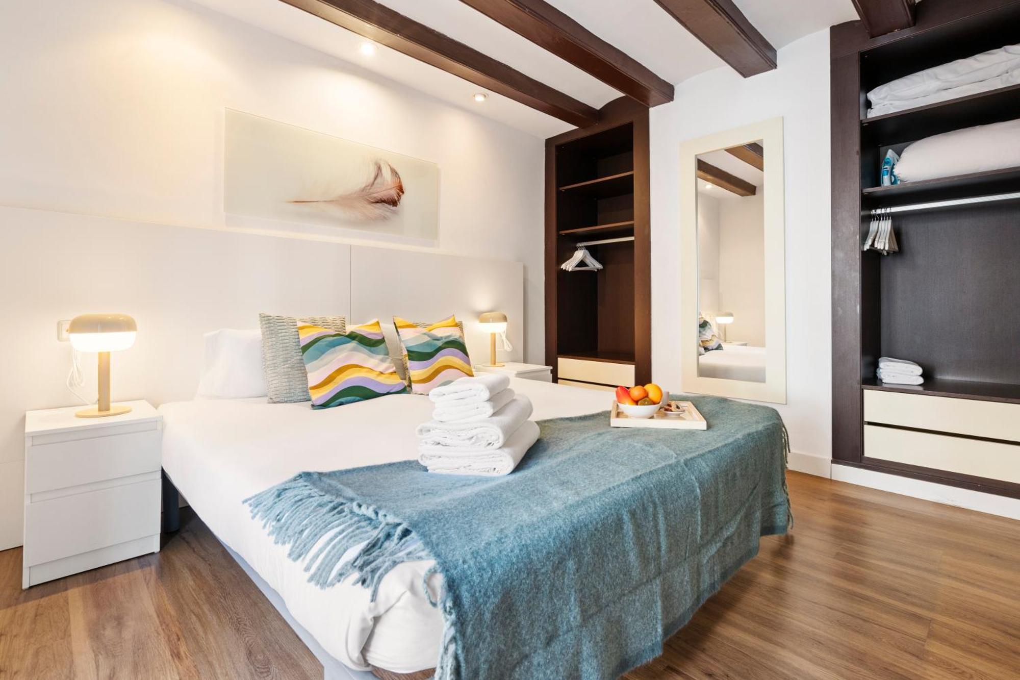 Lodging Apartments Liceu 11 Барселона Екстериор снимка